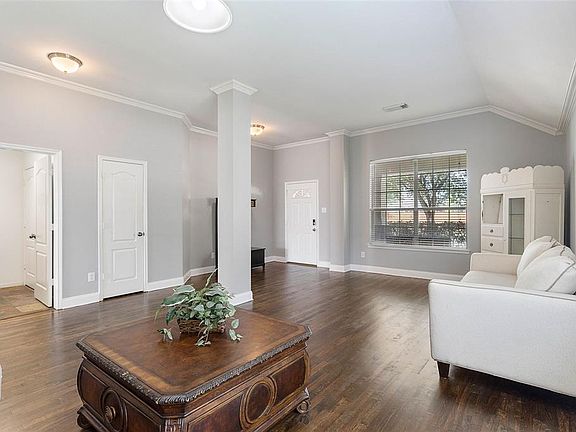 4th image of 415 Livingstone Ln