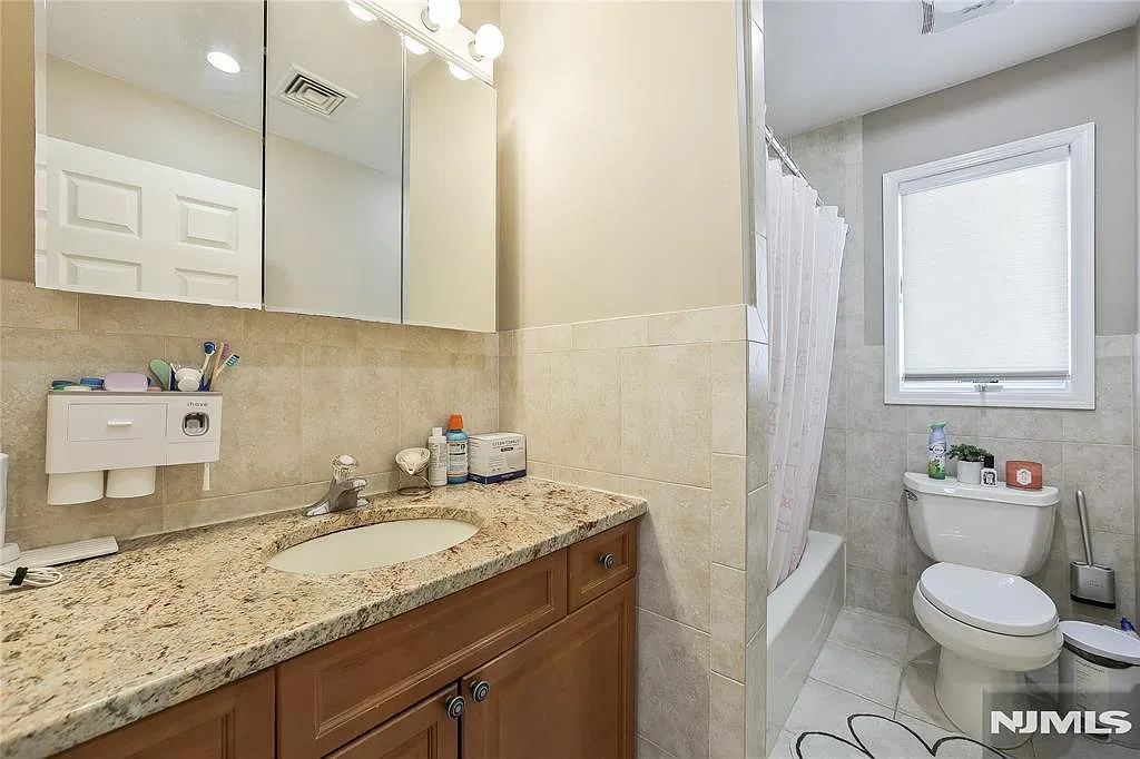 3 bed, 2.5 bath, $3,950 — Photo 4