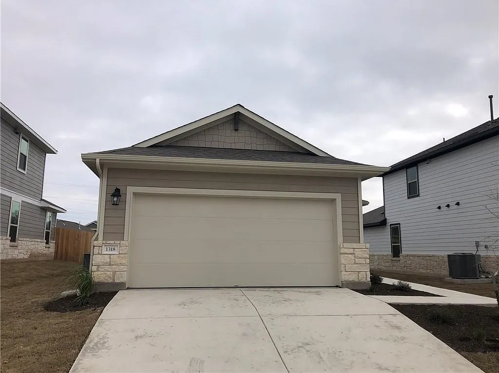 3 bed, 2.0 bath, 1205 sqft, $1,900 — Photo 1