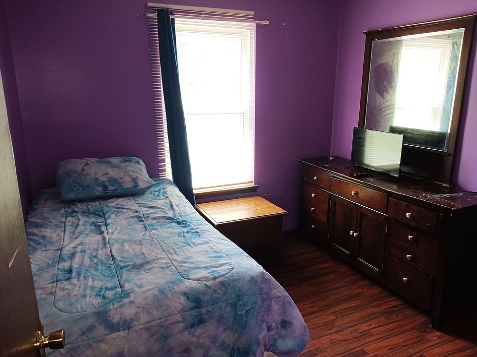 Twin bedroom. Dresser, Smart TV,