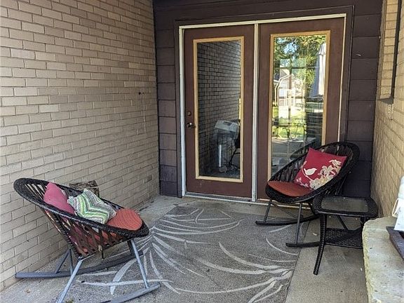3rd image of 3891 Bruce Dr SE