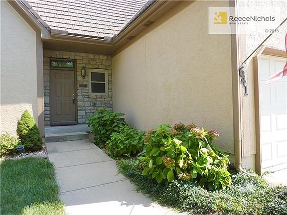 5th image of 641 NE Saint Andrews Cir