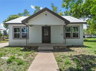 709 Gassaway Ave, Lott, TX 76656