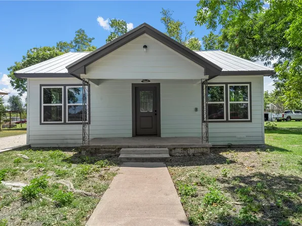 709 Gassaway Ave, Lott, TX 76656