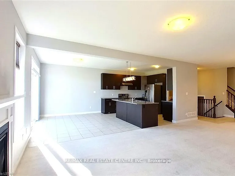 1560 Finley Cres — Photo 5