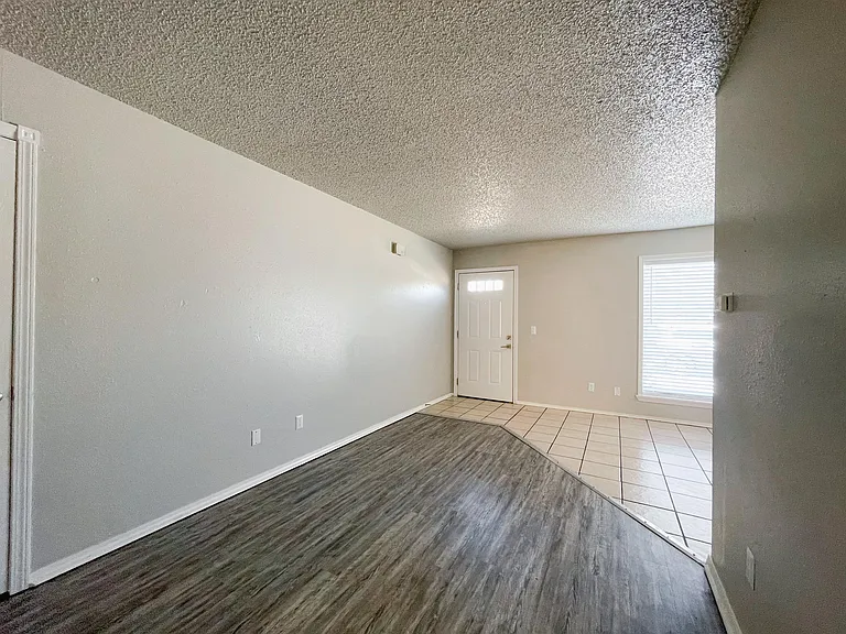 900 NW 24th St #1 — Photo 3