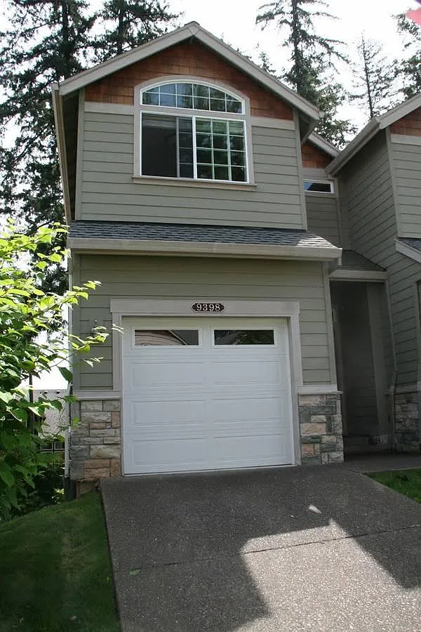 3 bed, 2.5 bath, 2076 sqft, $2,690 — Photo 1