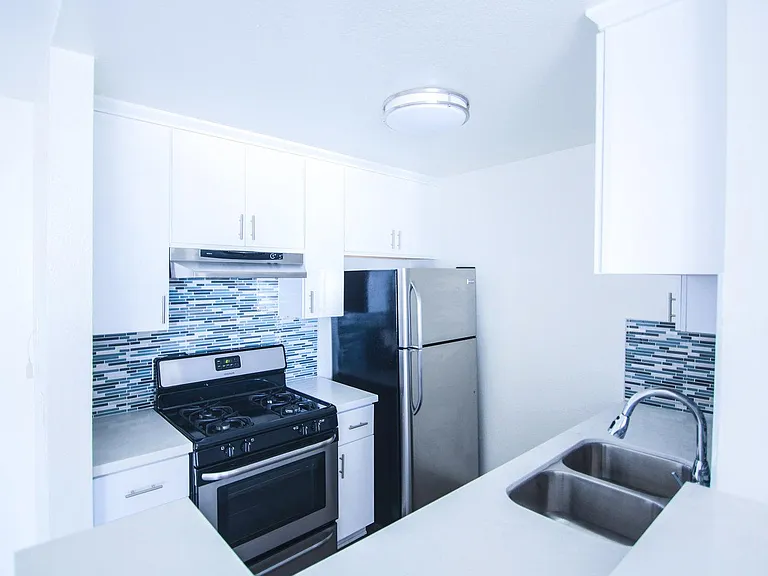 Marathon Apartments — Photo 6