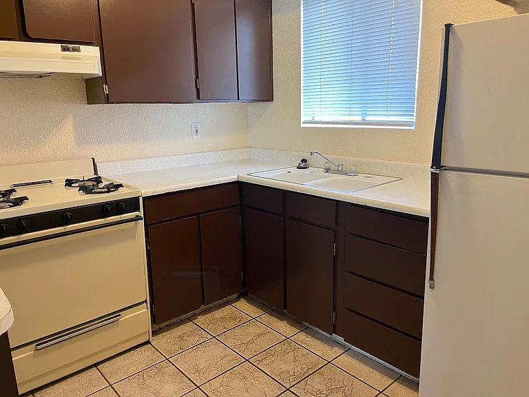 1008 Alvarado Dr SE — Photo 4