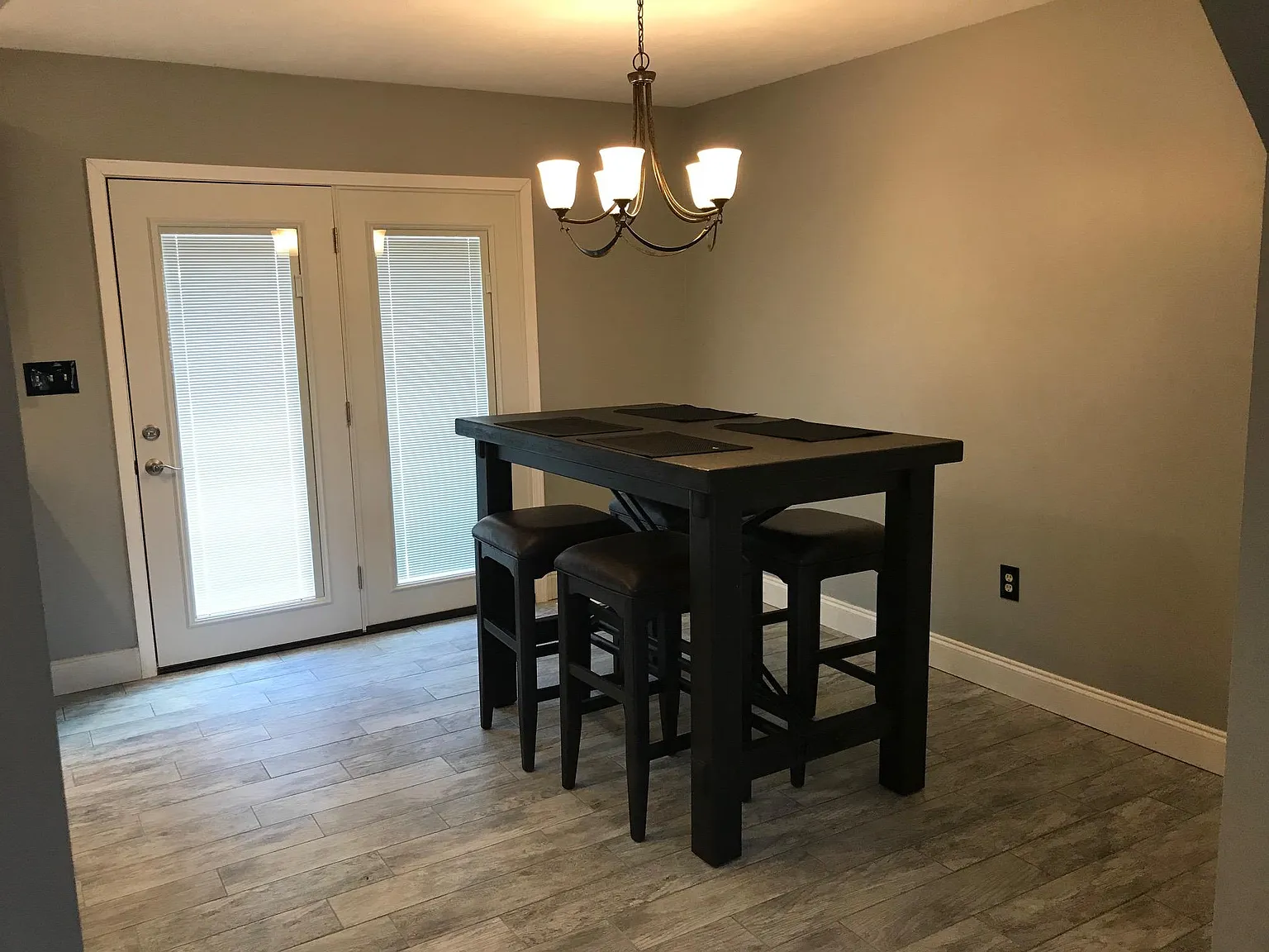 3 bed, 2215 sqft, $3,500 — Photo 2