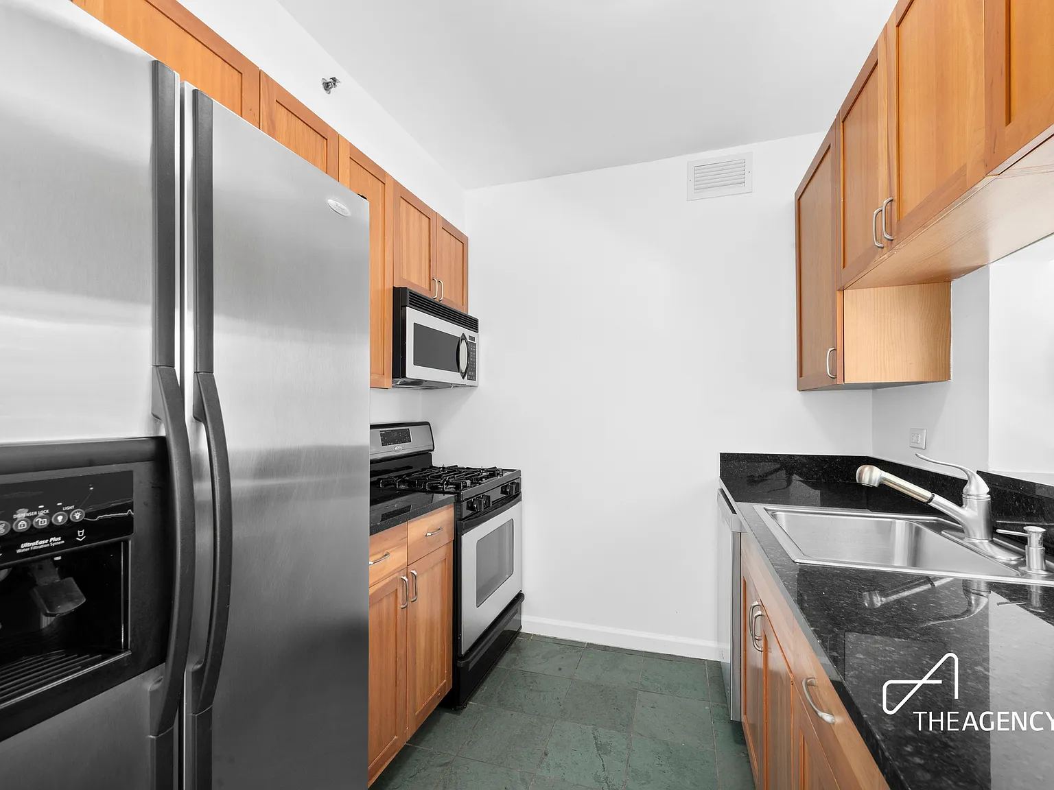 20 River Terrace — Photo 4