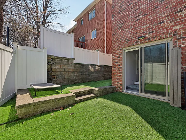421 Lafayette Ave — Photo 10