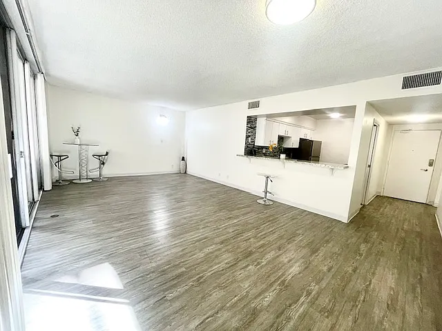 Occidental Towers Apartments — Photo 173