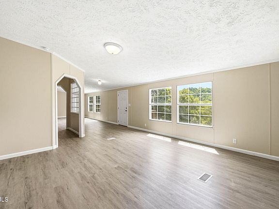 2nd image of 835 Mountain View Rd