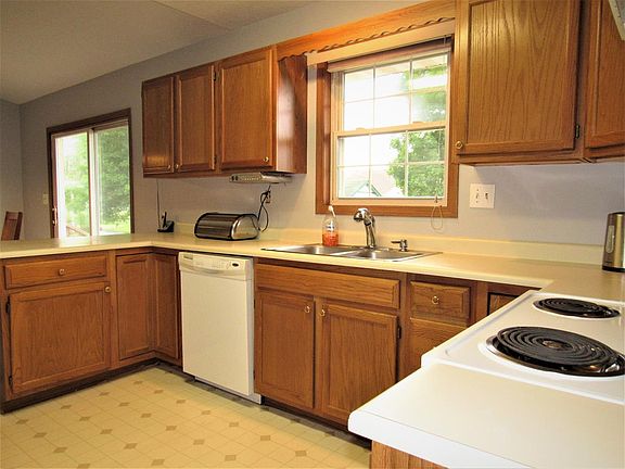 4th image of 27 Belmont Pl E