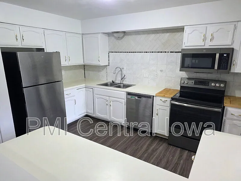 3 bed, 2.0 bath, 1376 sqft, $1,600 — Photo 3
