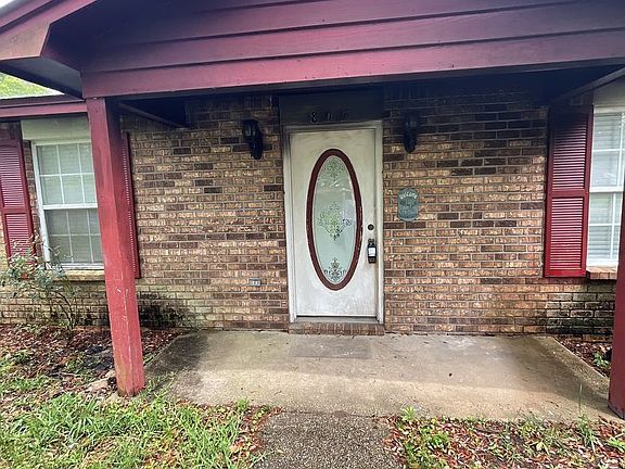 3rd image of 815 Brook Meadow Ln