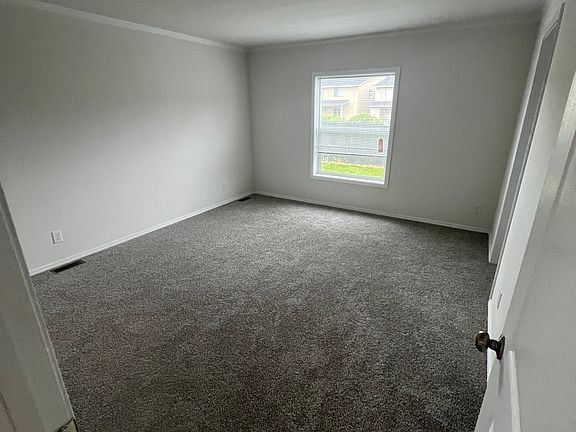 4th image of 4 Dyanna Dr