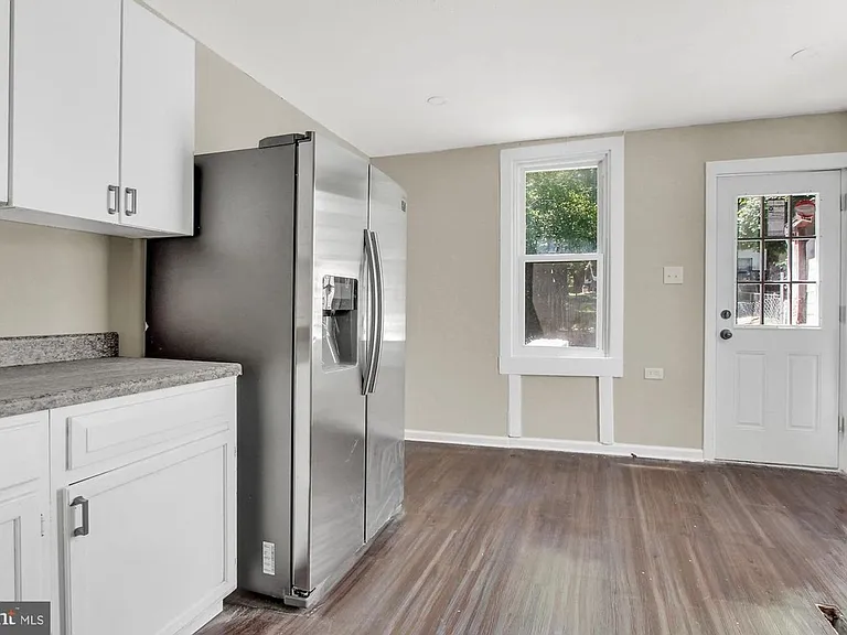 2369 Canby St — Photo 3