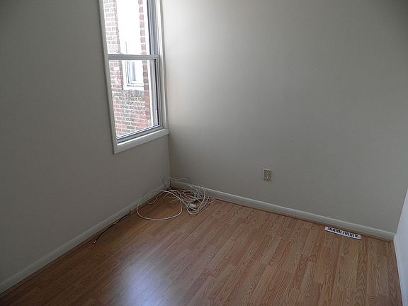 middle bedroom
