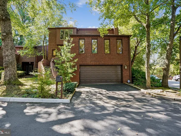 3501 Redwood Ct, Fairfax, VA 22030