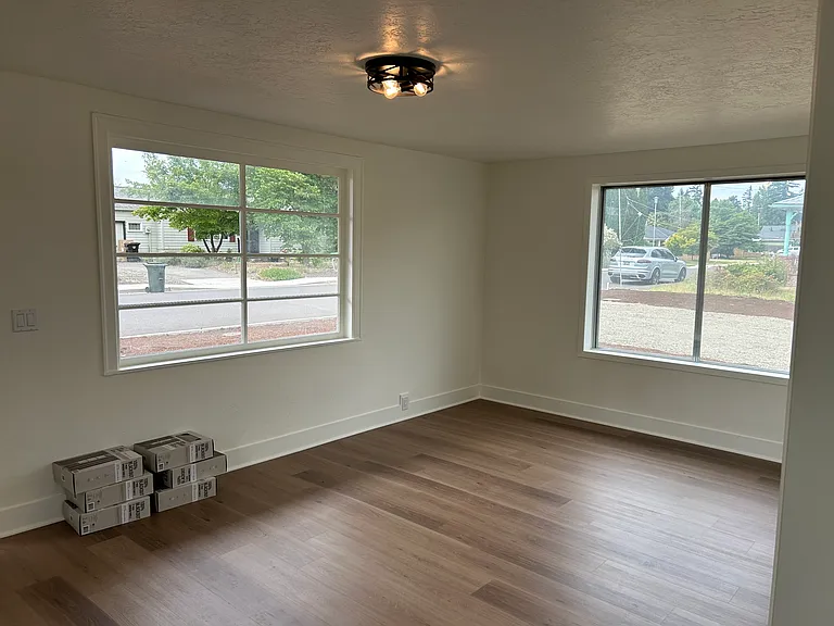 548 N Locust St — Photo 6