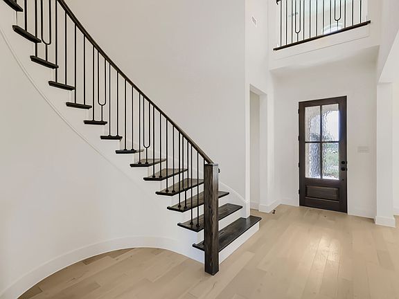 4801 Strada - Entry