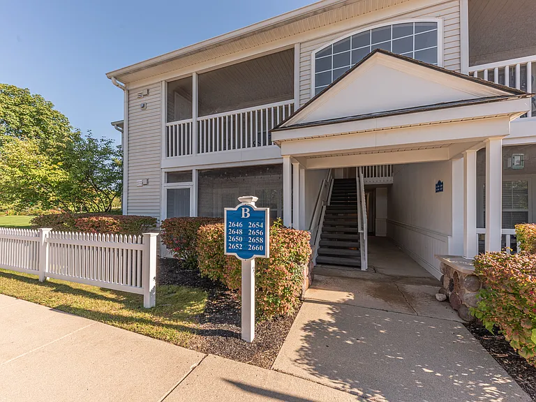 2646 S Knightsbridge Cir #1 — Photo 3