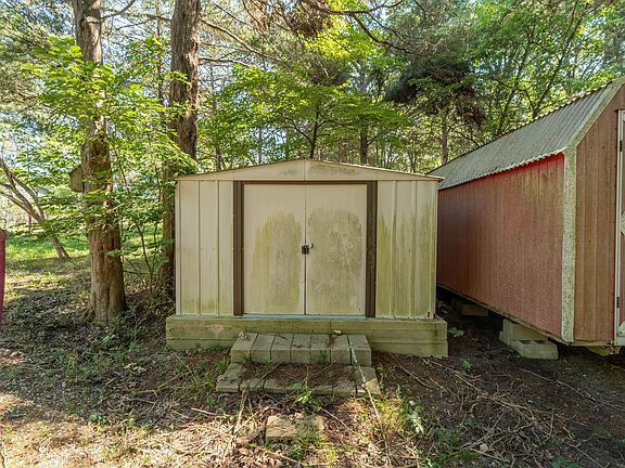 3rd image of 116 Woodrock Ln