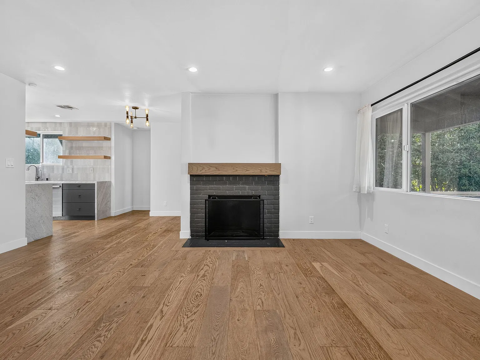 4 bed, 1485 sqft, $5,975 — Photo 4