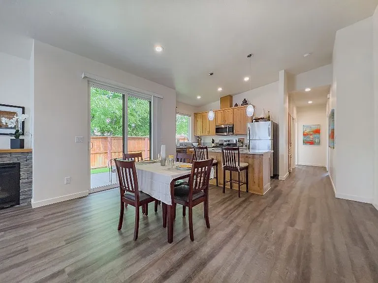 595 Silver Ln — Photo 16