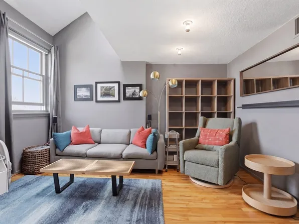 51 Pettee St APT 47, Newton, MA 02464