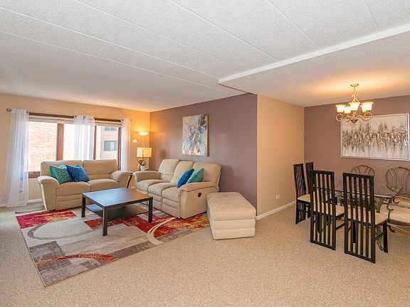 3rd image of 905 Center St Unit 407