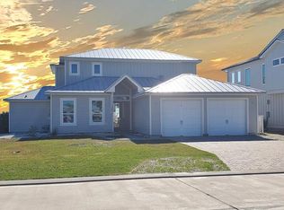 220 Reserve Ln, Rockport, TX 78382