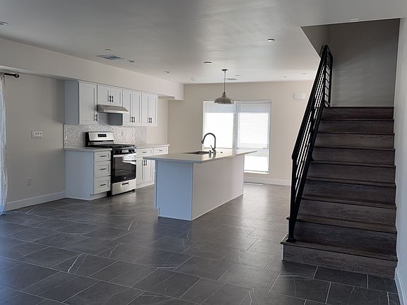 4th image of 546 N Lark Ellen Ave #6