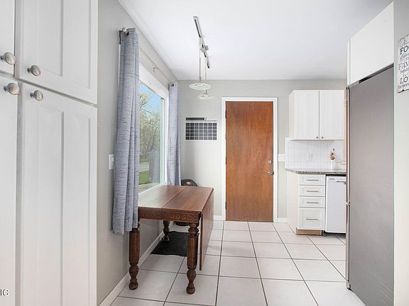 5th image of 1720 Roseland Ave