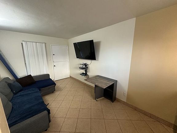 5th image of 715 Santa Barbara Pl APT 6