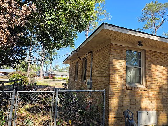 3rd image of 1207 Thomwal St