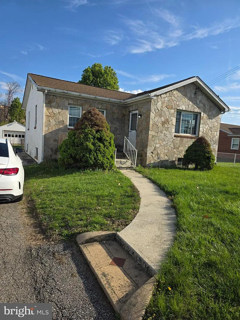 906 Hammonds Ln photo 1