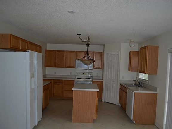 5th image of 687 Woodland Creek Blvd