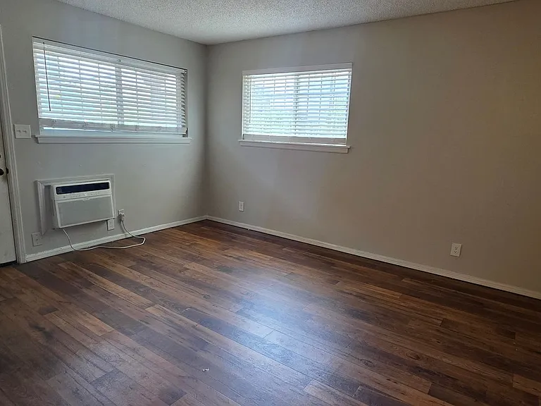 Colonial Terrace — Photo 13