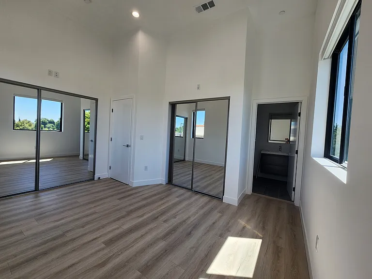 6061 Fulton Ave #8 — Photo 4