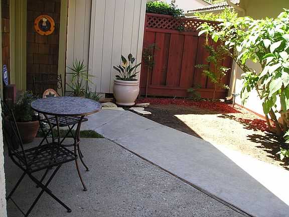 3rd image of 1046 Polk Ln