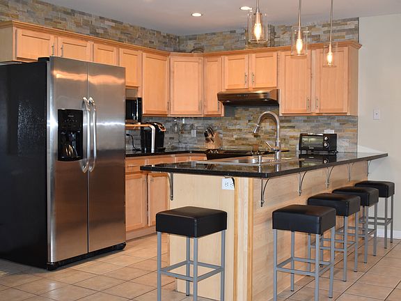 3rd image of 1138 W Camellia Dr