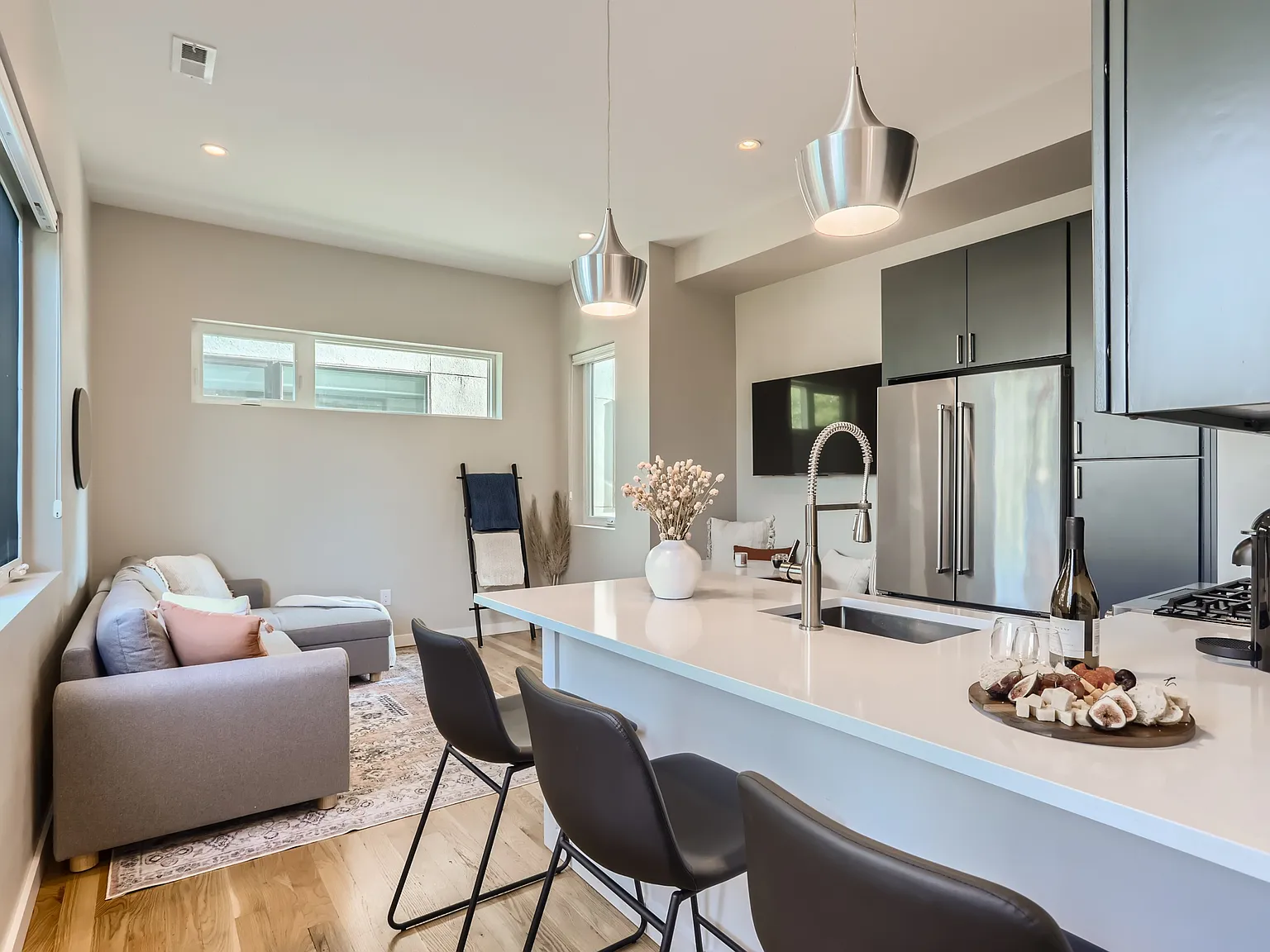 1 bed, 1027 sqft, $2,950 — Photo 2