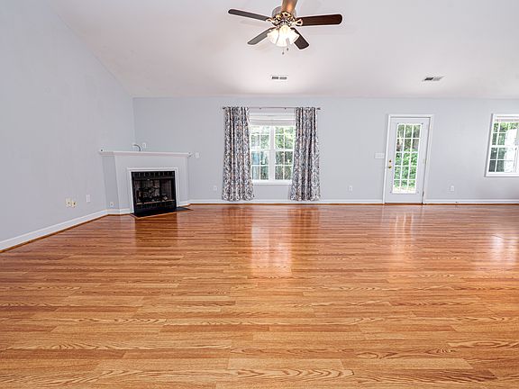 3rd image of 118 Monterey Cir