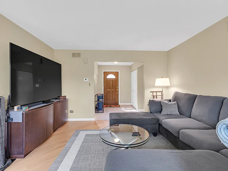 5 Newtown Ct E — Photo 2