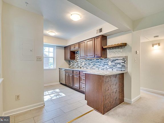 4th image of 2105 N Taft St APT 4