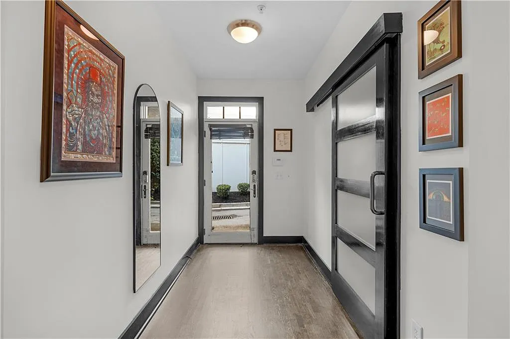 1 bed, 1.0 bath, 1031 sqft, $2,000 — Photo 2