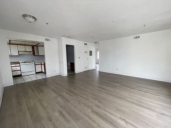 5th image of 14931 Van Buren St #D